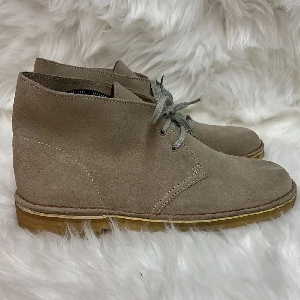Clarks Men's‎ Desert Coal in Stone Suede Chukka Boots Size 8.5 B26